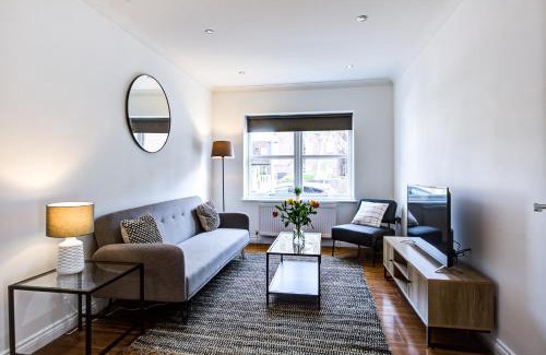 Havering Apartment | Modern Two Bedroom Apartment with Free Parking & High Ratings