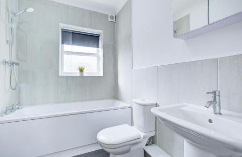 Havering Apartment | Modern Two Bedroom Apartment with Free Parking & High Ratings
