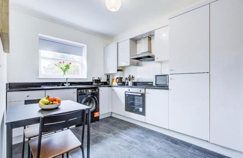 Havering Apartment | Modern Two Bedroom Apartment with Free Parking & High Ratings