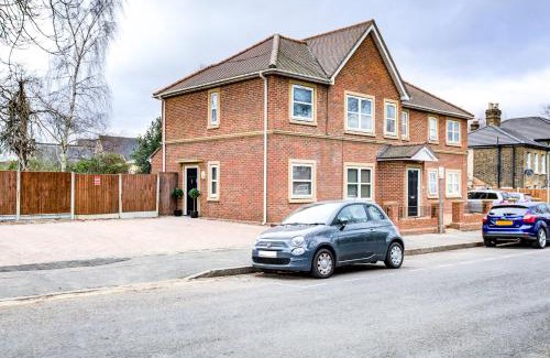 Havering Apartment | Modern Two Bedroom Apartment with Free Parking & High Ratings