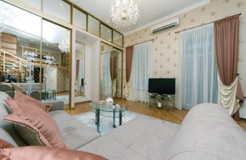 Khreshchatyy Yar Apartment | Modern Two-Level Flat Steps from Khreschatyk - Child Friendly