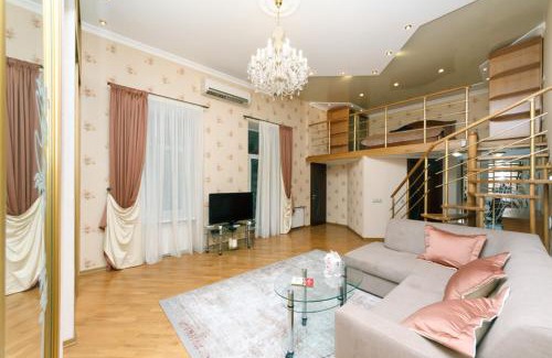 Khreshchatyy Yar Apartment | Modern Two-Level Flat Steps from Khreschatyk - Child Friendly