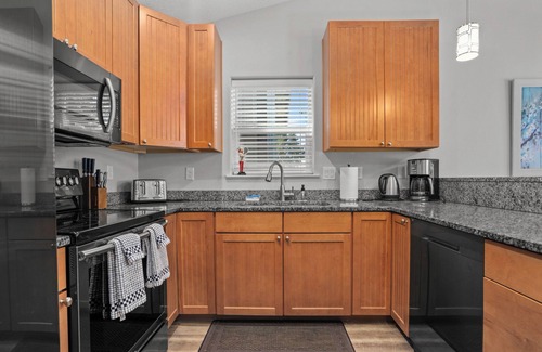 Salem House | Eco-Friendly Retreat: Keizer Country Guest Home Awaits