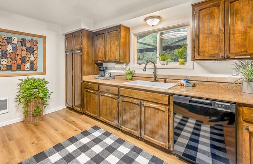 Longview Cottage | Tranquil Waterfront Cottage with Ocean Views & Pet-Friendly