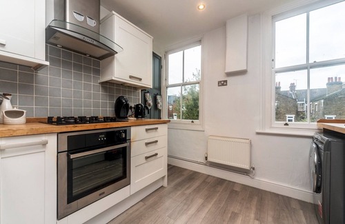 Earlsfield House | Elegant Victorian Retreat with Kitchen & Breakfast near London
