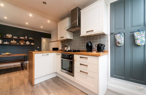 Earlsfield House | Elegant Victorian Retreat with Kitchen & Breakfast near London