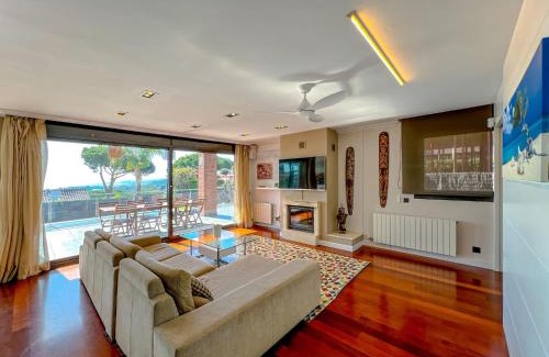 Caldes d'Estrac Villa | Stylish villa with saltwater pool