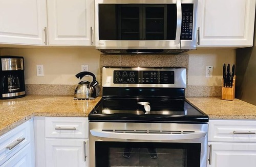 Santa Clara Condo | Modern Retreat with Balcony in Prime Location, Pet Friendly