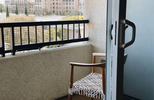 Santa Clara Condo | Modern Retreat with Balcony in Prime Location, Pet Friendly