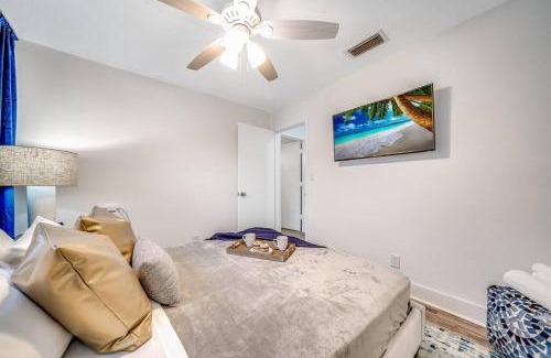 Survey Creek Apartment | Trendy Water View Condo at Palm Wave for Your Family Retreat