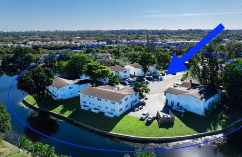 Survey Creek Apartment | Trendy Water View Condo at Palm Wave for Your Family Retreat