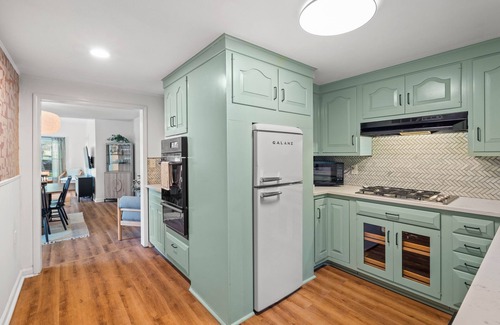 Rosedale House | Vibrant Retreat with Games, Breakfast & Pet-Friendly Perks