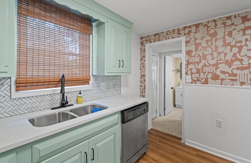 Rosedale House | Vibrant Retreat with Games, Breakfast & Pet-Friendly Perks