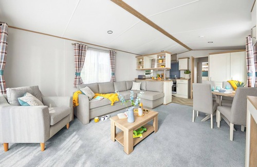 Truro House | Stylish 12ft-Wide Caravan with Spa and Hot Tub Amenities