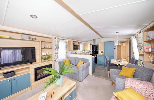 Truro House | Stylish 12ft-Wide Caravan with Spa and Hot Tub Amenities