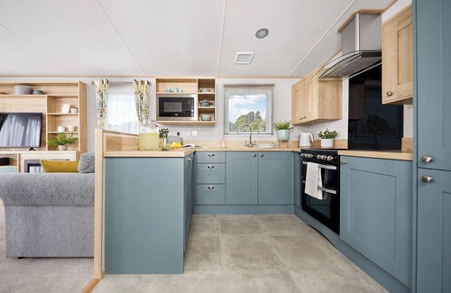 Truro House | Stylish 12ft-Wide Caravan with Spa and Hot Tub Amenities