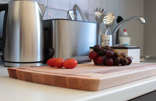 Holzgerlingen Apartment | Trendy Retreat with Balcony, Kitchen & Netflix Access