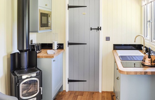 Irstead Cottage | Tranquil Retreat: Pet-Friendly Lake View with Breakfast