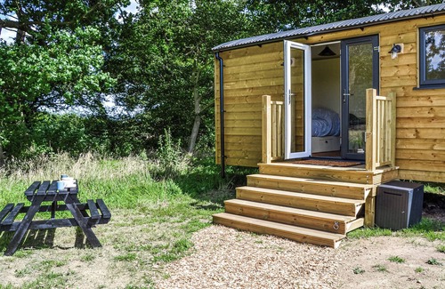 Irstead Cottage | Tranquil Retreat: Pet-Friendly Lake View with Breakfast