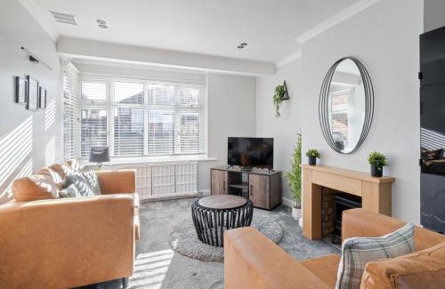 Bedford Apartment | Guest Rated 10/10: Chic 3-Bed House with Family Amenities