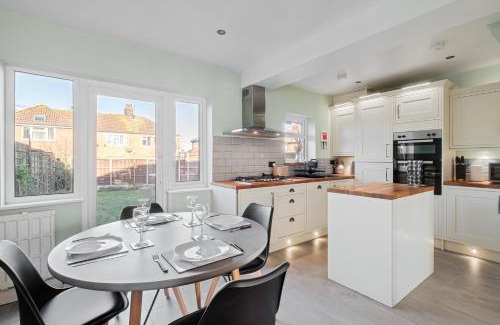 Bedford Apartment | Guest Rated 10/10: Chic 3-Bed House with Family Amenities