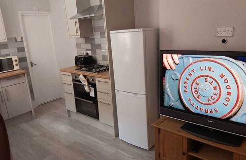 Cray Valley East House | Stylish Large House with Garden and Breakfast Included