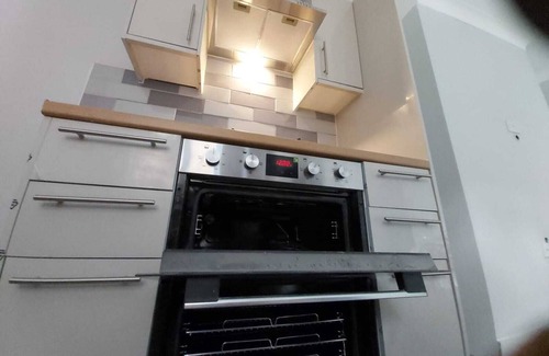 Cray Valley East House | Stylish Large House with Garden and Breakfast Included