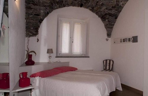 Cambiasca Apartment | Stylishly furnished 3-room apartment with 2 terraces and cultivated private garden