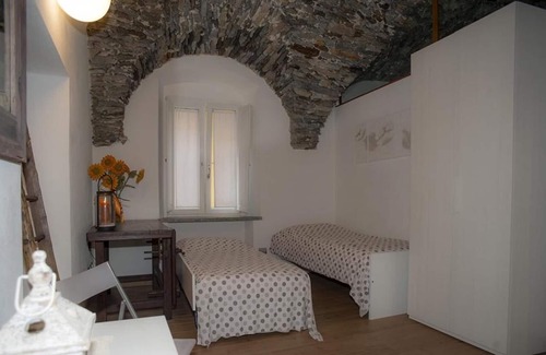 Cambiasca Apartment | Stylishly furnished 3-room apartment with 2 terraces and cultivated private garden