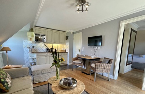 Kleinmorsum Apartment | Stylish 30 sqm Apartment with Private Roof Terrace & Amenities