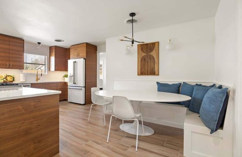 Georgetown House | Stylishly Remodeled Home-Walk to SWU & the Square!