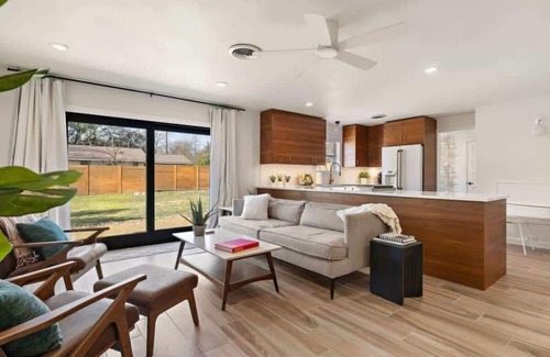Georgetown House | Stylishly Remodeled Home-Walk to SWU & the Square!