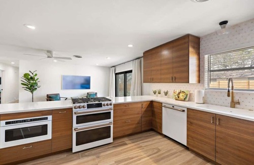 Georgetown House | Stylishly Remodeled Home-Walk to SWU & the Square!
