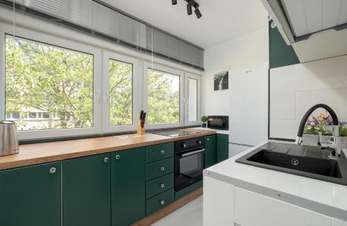 Baluty Apartment | Stylish Apartment in Łódź - Pet and Child Friendly Stay