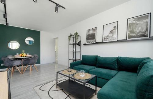 Baluty Apartment | Stylish Apartment in Łódź - Pet and Child Friendly Stay