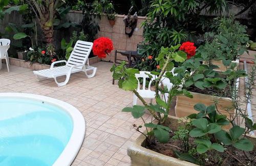 Bairro da Enseada House | Cozy Suite with WiFi, Steps from Caraguatatuba Beach