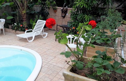 Bairro da Enseada Bed & Breakfast | Cozy Suite with Wifi, Pool & Steps from Caraguatatuba Beach