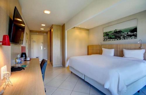 Jacarepagua Hotel | Pet-Friendly Suite at Quality Barra with Pool & Restaurant