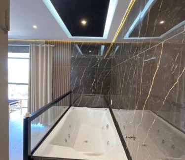 Centro Apartment | Gold Suite with Balcony and Hot Tub - Perfect for Families