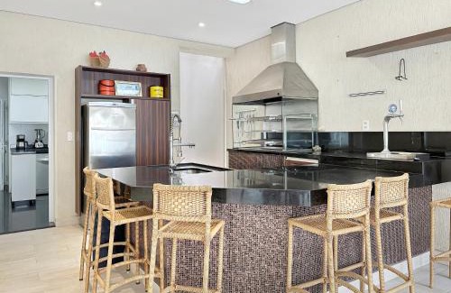 Enseada Apartment | Suíte Churrasqueira Piscina AC Perto da Praia