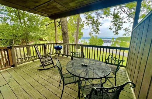 Mount Ida Hotel | Lakeview King Studio with Kitchenette & Family-Friendly Amenities