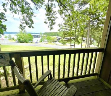 Mount Ida Hotel | Lakeview King Studio with Kitchenette & Family-Friendly Amenities