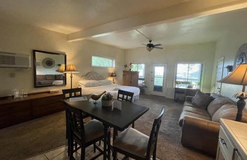 Mount Ida Hotel | Lakeview King Studio with Kitchenette & Family-Friendly Amenities