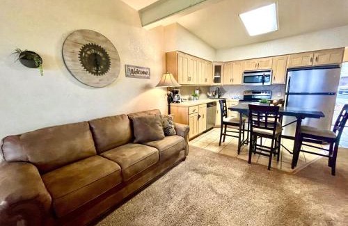 Mount Ida Hotel | Lakeview King Studio with Kitchenette & Family-Friendly Amenities