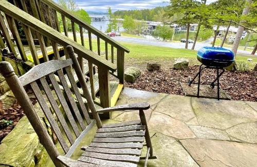 Mount Ida Hotel | SU15: Cozy Studio with Kitchen & Lakeview Rock Patio