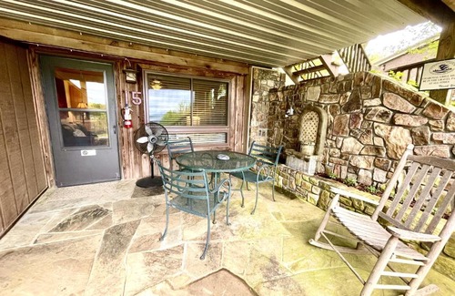 Mount Ida Hotel | SU15: Cozy Studio with Kitchen & Lakeview Rock Patio