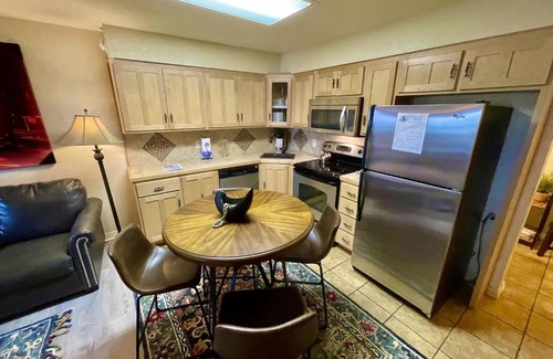 Mount Ida Hotel | SU15: Cozy Studio with Kitchen & Lakeview Rock Patio