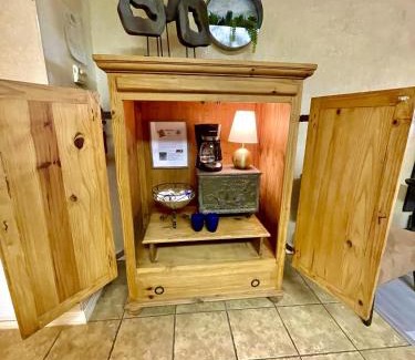 Mount Ida Hotel | SU15: Cozy Studio with Kitchen & Lakeview Rock Patio