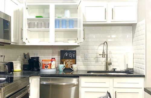 Dunwoody Apartment | Modern Suite Near Attractions with Family & Pet-Friendly Perks