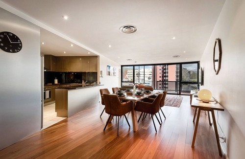 Sullivan's Cove Apartment | Elegant Sub Penthouse Suite with Ocean View & Spa